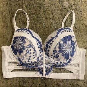 NWOT - stunning blue and white lace cut out Bra